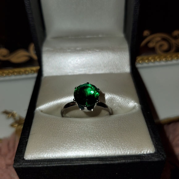 1.2 Carat AAA zirconia emerald birthstone ring - Picture 3 of 4
